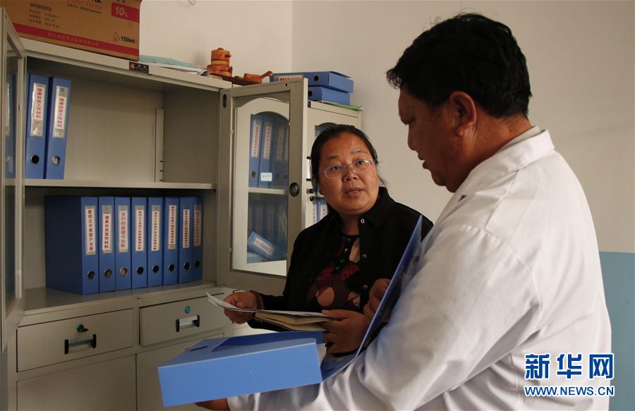 (代表委員履職·圖文互動(dòng))(1)為百姓健康奔走——全國人大代表胡阿羅履職記