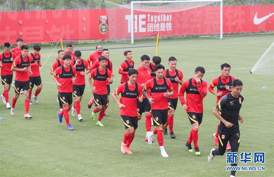 (體育)(1)足球——國家男足在滬集訓