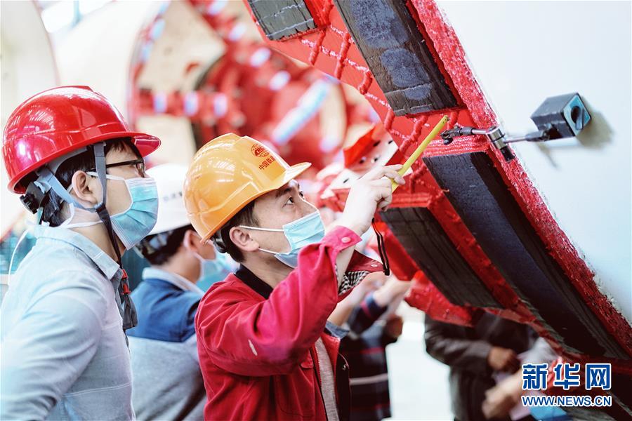 (在習近平新時代中國特色社會主義思想指引下——新時代新作為新篇章·習近平總書記關切事·圖文互動)(1)最有力的支撐,最堅決的攀登——記錄奮戰在復工復產一線的科技工作者