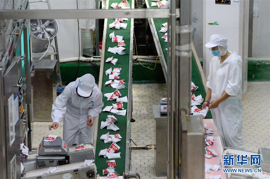 (圖文互動)(1)烏魯木齊:實(shí)施“哺育工程” 23萬余學(xué)齡前兒童免費(fèi)喝牛奶