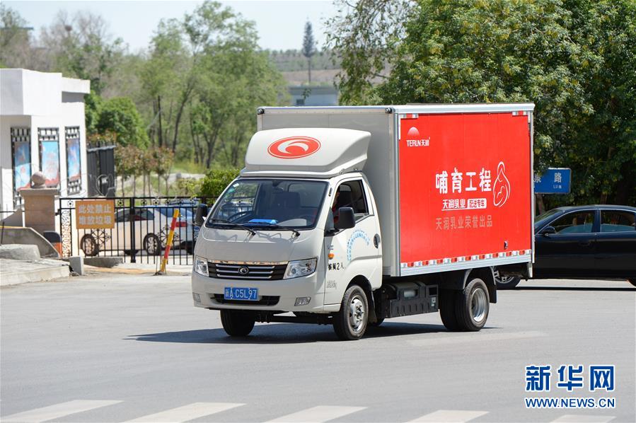 (圖文互動)(3)烏魯木齊:實(shí)施“哺育工程” 23萬余學(xué)齡前兒童免費(fèi)喝牛奶