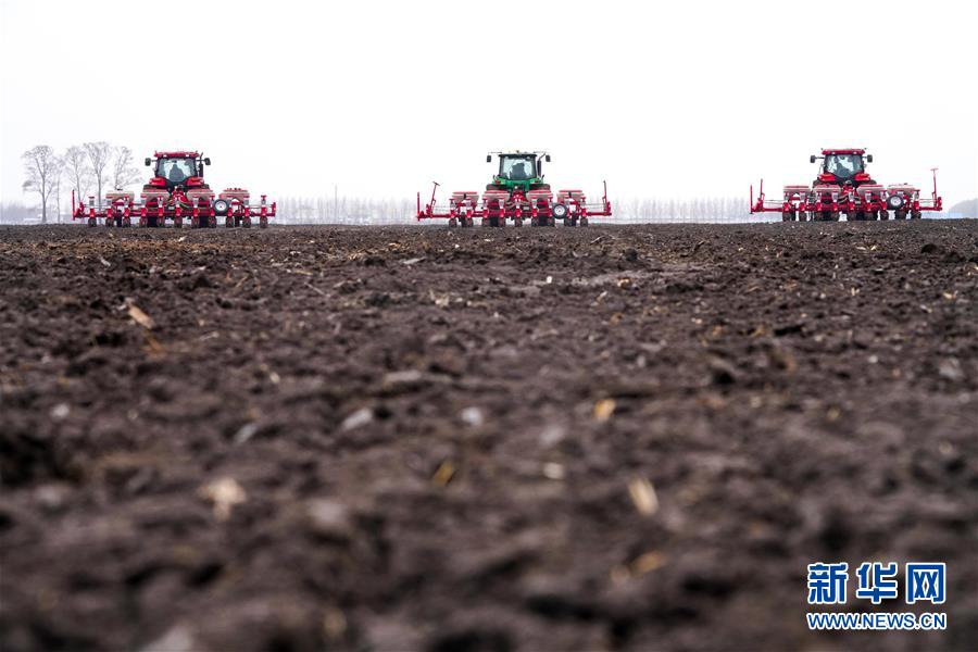 (在習(xí)近平新時(shí)代中國(guó)特色社會(huì)主義思想指引下——新時(shí)代新作為新篇章·習(xí)近平總書(shū)記關(guān)切事·圖文互動(dòng))(2)讓農(nóng)民挑上“金扁擔(dān)”——農(nóng)業(yè)現(xiàn)代化的生動(dòng)實(shí)踐掃描