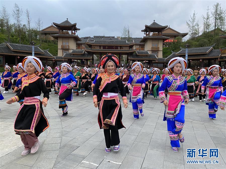 （決戰(zhàn)決勝脫貧攻堅·圖文互動）（1）阿妹戚托：大山里的“非遺”助搬遷群眾穩(wěn)得住