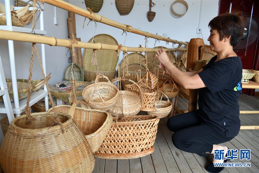 (新華全媒頭條·走向我們的小康生活·圖文互動)(10)大山深處有“新家”——大別山村繪出現代版“富春山居圖”