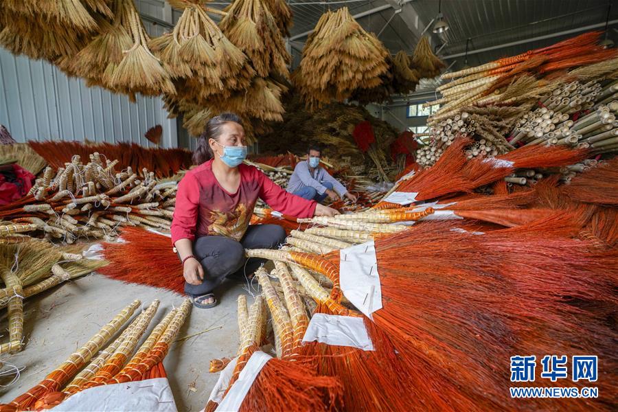 (決戰(zhàn)決勝脫貧攻堅·圖文互動)(1)“掃”出脫貧路:南疆深貧村巧變“創(chuàng)業(yè)村”