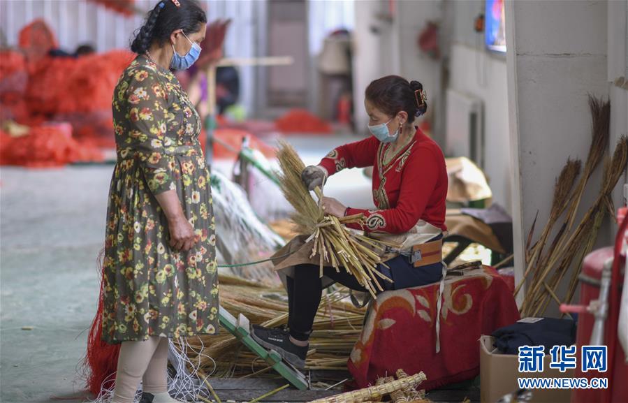 (決戰(zhàn)決勝脫貧攻堅·圖文互動)(2)“掃”出脫貧路:南疆深貧村巧變“創(chuàng)業(yè)村”