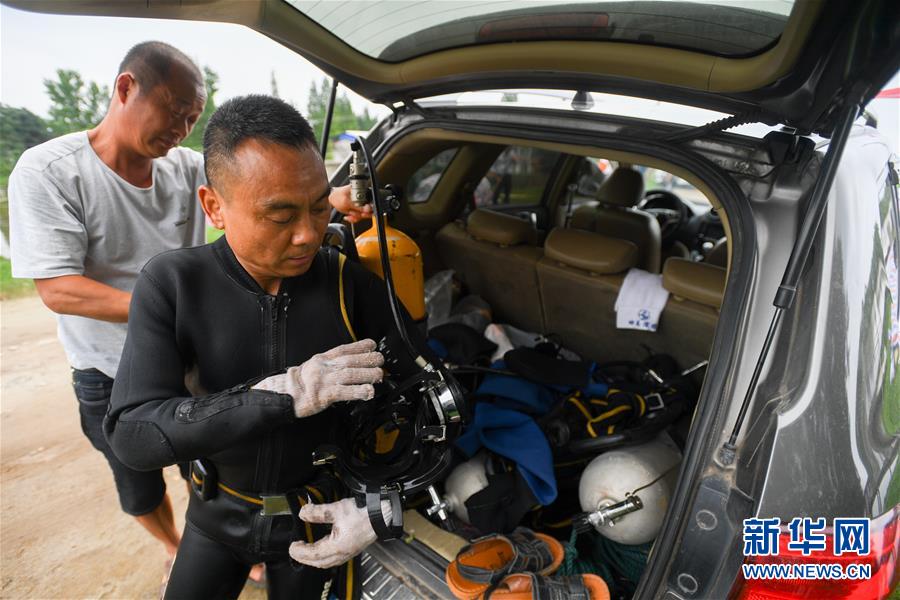 (防汛抗洪·圖文互動)(5)洞庭“蛙人”:在水下10米打響家園保衛戰