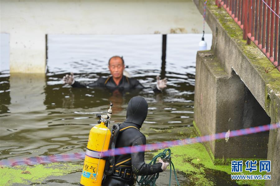 (防汛抗洪·圖文互動)(6)洞庭“蛙人”:在水下10米打響家園保衛戰