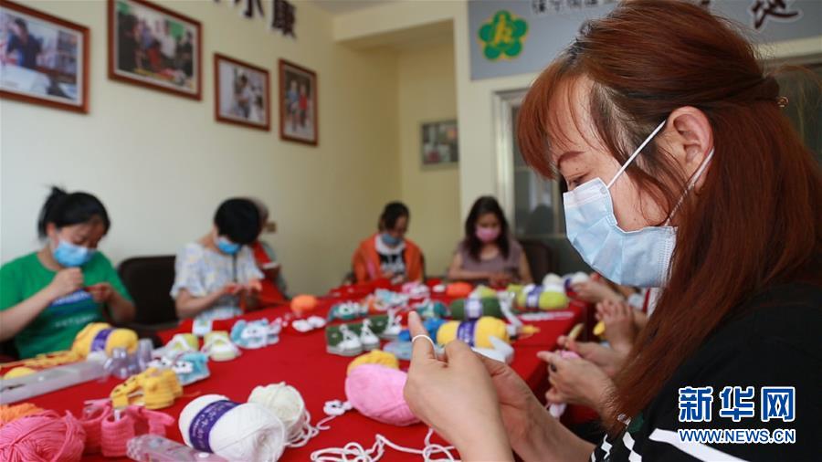 (新華全媒頭條·走向我們的小康生活·圖文互動)(8)奮斗繪就“新天府”——川蜀大地干群“戰貧”軌跡掃描