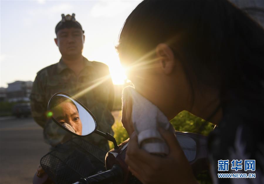 (體育·圖文互動(dòng))(7)父愛(ài)如燈 伴我奔跑