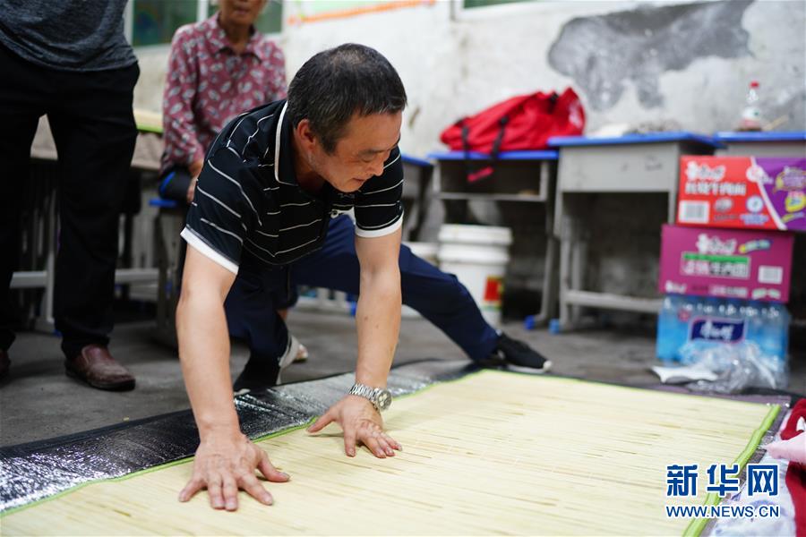 (在習近平新時代中國特色社會主義思想指引下——新時代新作為新篇章·習近平總書記關切事·圖文互動)(4)遮風雨 送安穩——受災群眾轉移安置中的暖心故事