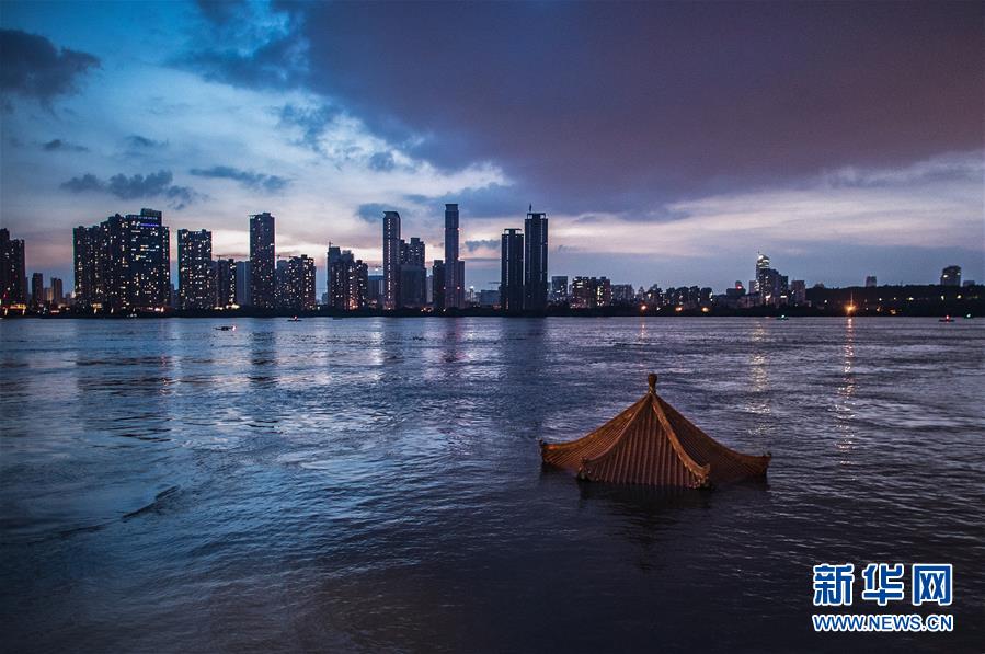 (在習(xí)近平新時代中國特色社會主義思想指引下——新時代新作為新篇章·習(xí)近平總書記關(guān)切事·圖文互動)(1)戰(zhàn)疫魔,斗洪魔——湖北全力應(yīng)對防疫、防汛疊加“雙考”