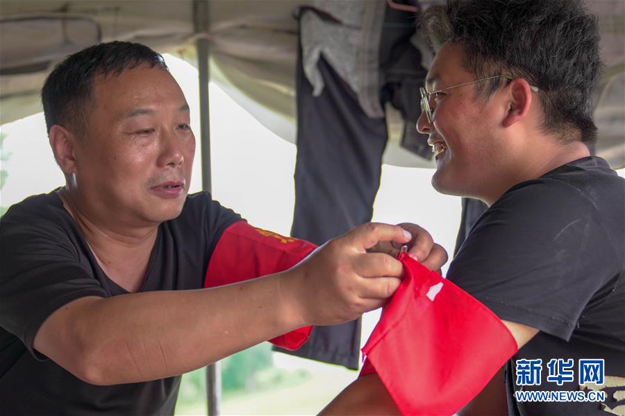 (新華全媒頭條·圖文互動)(9)青春出列——暴雨洪峰中的熱血成人禮