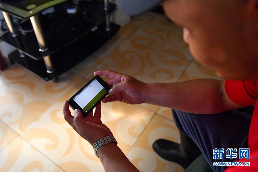 (走向我們的小康生活·圖文互動)(4)草原有了網,手機能放羊——看呼倫貝爾大草原牧民生活變了樣