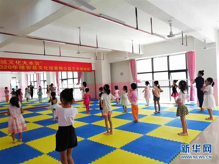 (特別的暑期生活·圖文互動)(2)她們的愿望,在這個假期實現——廣西隆安易地扶貧搬遷安置區暑期見聞