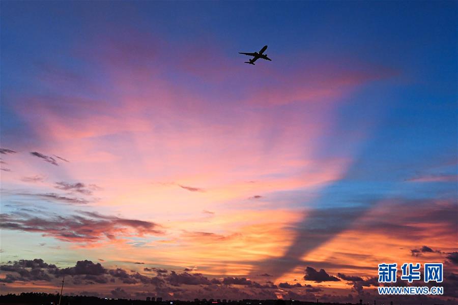 (在習(xí)近平新時代中國特色社會主義思想指引下——新時代新作為新篇章·習(xí)近平總書記關(guān)切事·圖文互動)(6)感受開放新魅力——海南自由貿(mào)易港建設(shè)開局觀察