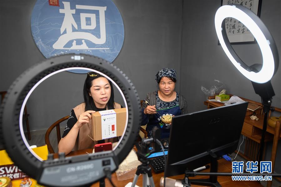 (走向我們的小康生活)(4)浙江衢州:農民變主播 手機變農具