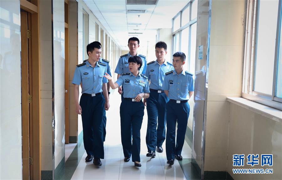 (圖文互動)(3)“白衣戰士”在沖鋒——記“最美新時代革命軍人”仲月霞