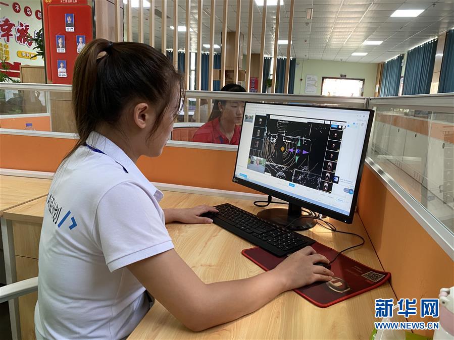 (落實(shí)“六穩(wěn)”“六保”一線見聞·圖文互動)(2)易地搬遷戶有了新身份——貴州萬山扶貧安置點(diǎn)巧打“就業(yè)牌”