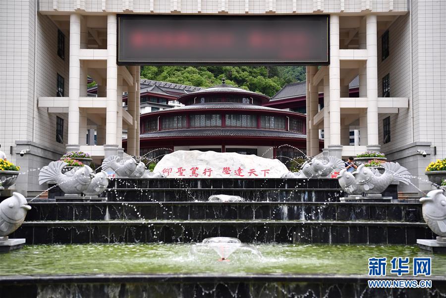 （新華視點·圖文互動）（3）學校建漂亮點本無錯，為何這所“豪華中學”讓人困惑？