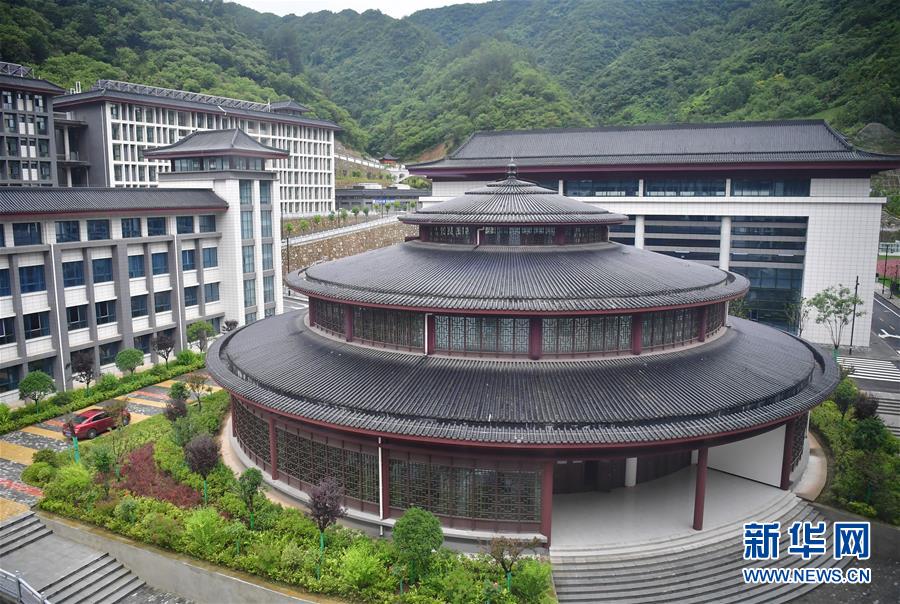 （新華視點·圖文互動）（4）學校建漂亮點本無錯，為何這所“豪華中學”讓人困惑？