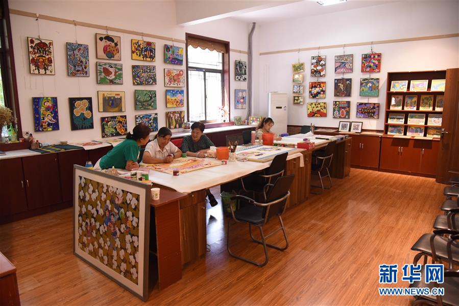 (走向我們的小康生活·圖文互動(dòng))(3)放下鋤頭拿畫筆——山東青州農(nóng)民畫繪出美好新生活