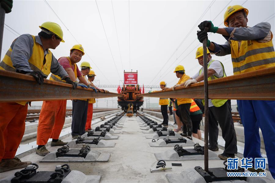 (新華全媒頭條·圖文互動(dòng))(3)“1毫米”之內(nèi)的智慧與引領(lǐng)——寫在智能高鐵京雄城際全線軌道貫通之際