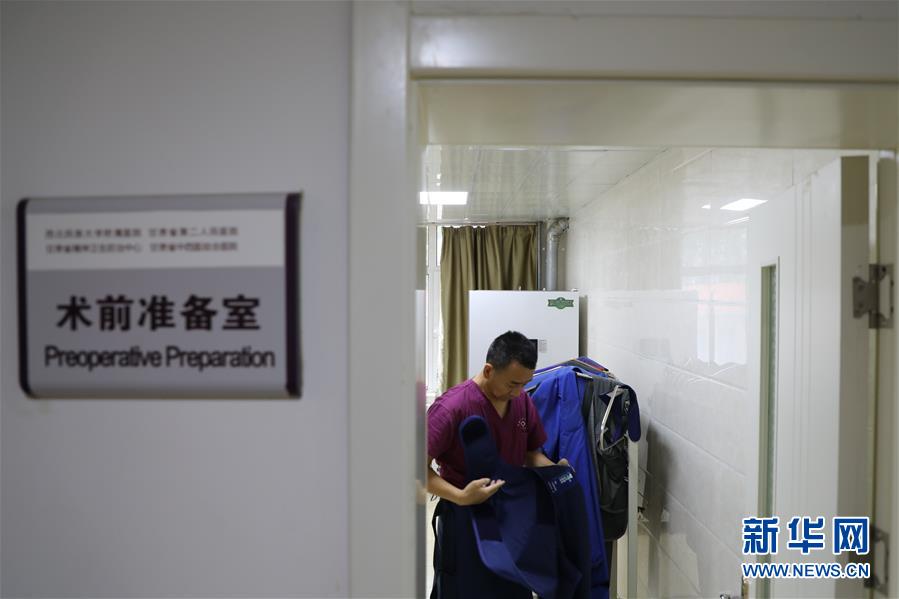 (圖文互動(dòng))(1)身披“重甲”來“繡花”——醫(yī)院中的“鉛衣醫(yī)生”
