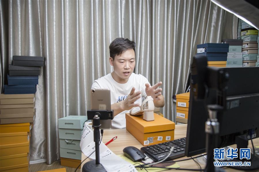 （總書記推動的改革身邊事&middot;就業創業改革篇&middot;圖文互動）（2）特寫：&ldquo;網絡主播背后是轟鳴的工廠&rdquo;&mdash;&mdash;聆聽經濟復蘇的新訊號