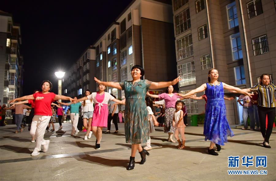 (走向我們的小康生活·圖文互動)(4)“樓上過日子,樓下賺票子”——來自陜西安康的易地扶貧搬遷一線觀察