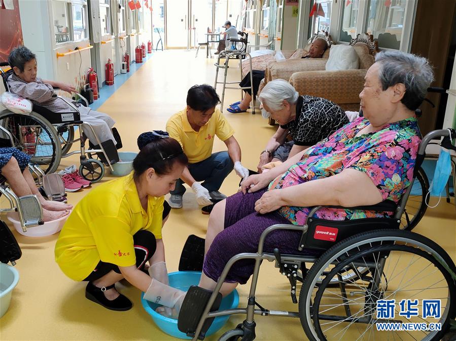 （走向我們的小康生活·圖文互動）（3）北京“老有所養”的床邊、身邊、周邊事