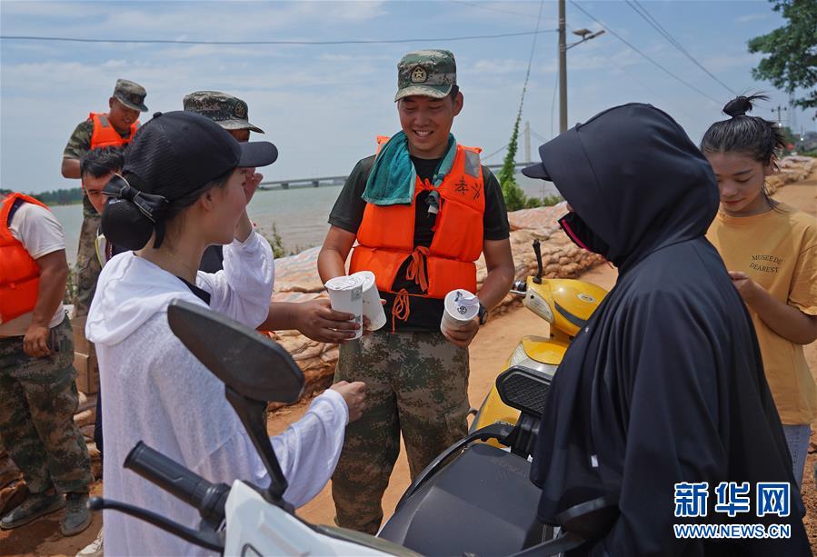 (新華全媒頭條·圖文互動)(10)“洪線”逆險守家國——抗洪一線的凡人星光