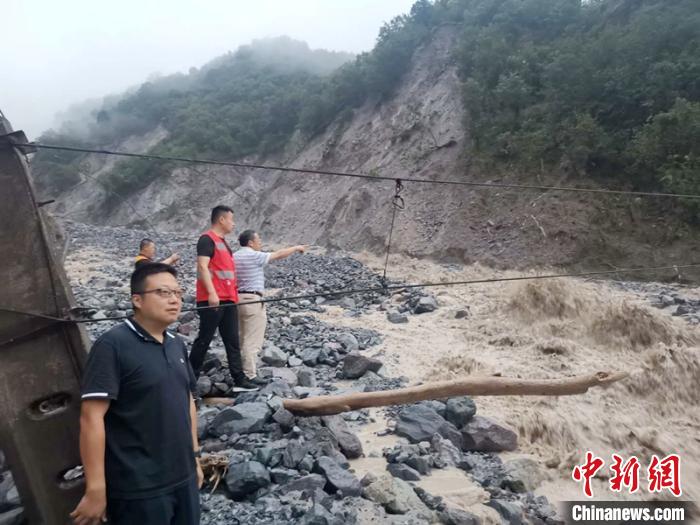 工作人員正在查勘泥石流災(zāi)情。 劉偉建 攝 工作人員正在查勘泥石流災(zāi)情。 劉偉建 攝