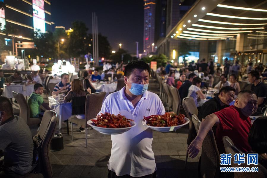 (在習近平新時代中國特色社會主義思想指引下——新時代新作為新篇章·習近平總書記關切事·圖文互動)(4)消費回暖市聲新——內需動力不斷釋放的市場觀察