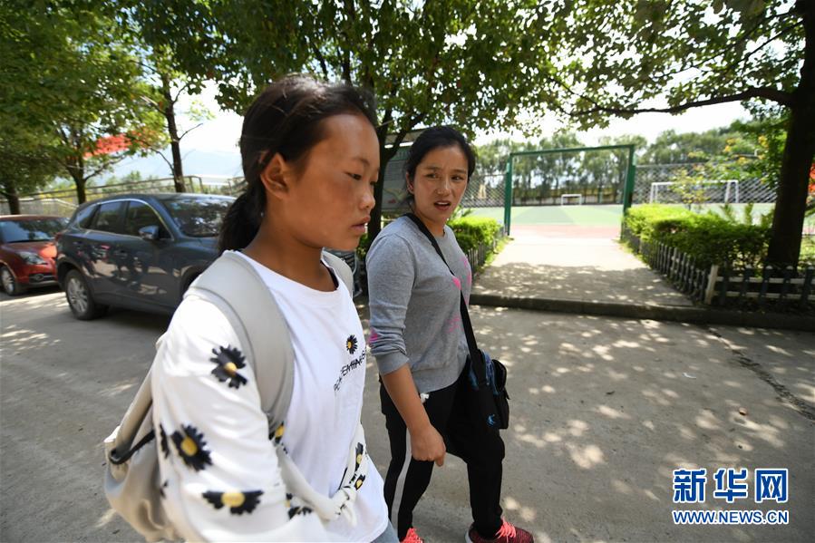 (熱點鮮報·圖文互動)(1)為了大涼山的下一代,她奔赴在助學(xué)路上