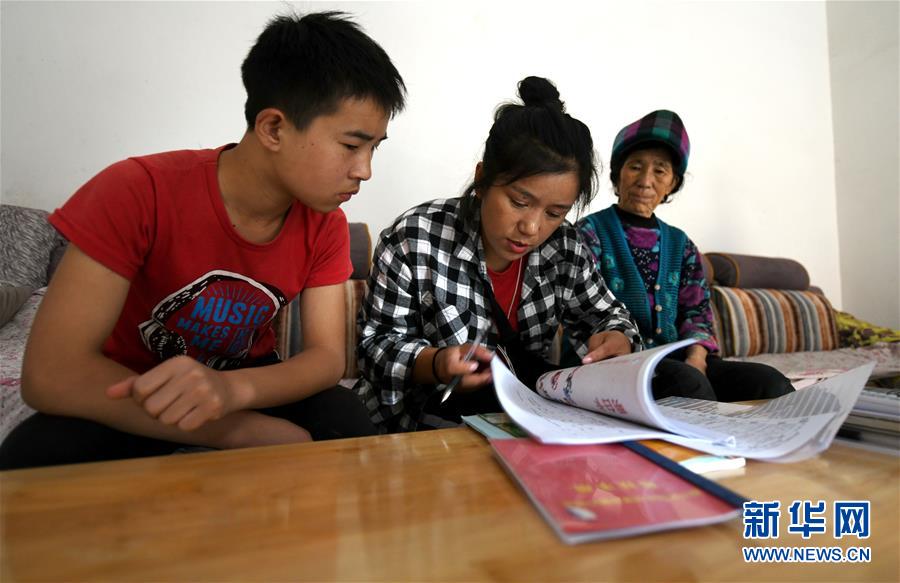 (熱點鮮報·圖文互動)(6)為了大涼山的下一代,她奔赴在助學(xué)路上
