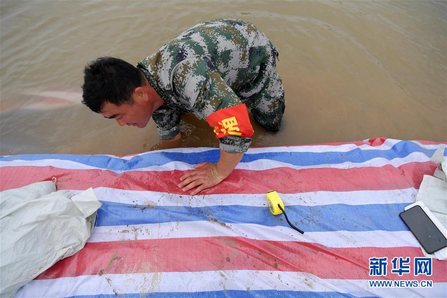 (在習(xí)近平新時(shí)代中國(guó)特色社會(huì)主義思想指引下——新時(shí)代新作為新篇章·習(xí)近平總書(shū)記關(guān)切事·圖文互動(dòng))(1)洪峰浪尖,鮮紅的黨旗高高飄揚(yáng)——記防汛抗洪一線(xiàn)的共產(chǎn)黨員