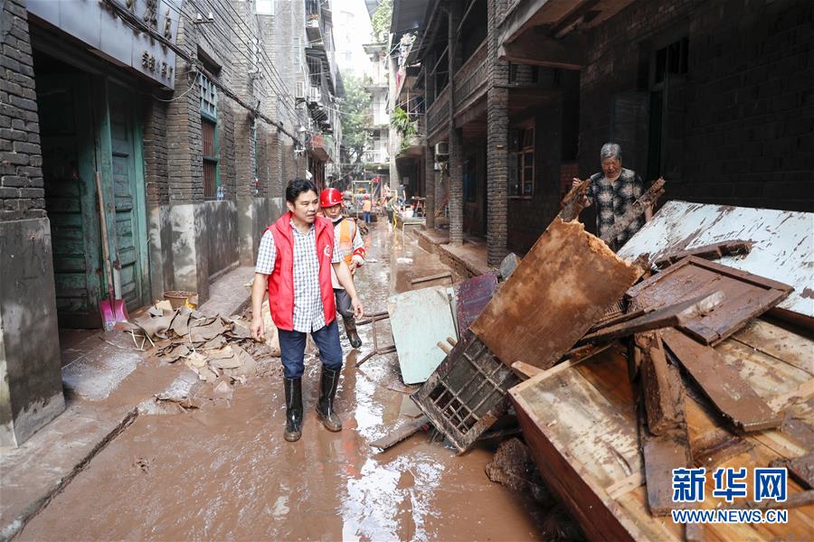 (在習(xí)近平新時(shí)代中國(guó)特色社會(huì)主義思想指引下——新時(shí)代新作為新篇章·習(xí)近平總書(shū)記關(guān)切事·圖文互動(dòng))(4)洪峰浪尖,鮮紅的黨旗高高飄揚(yáng)——記防汛抗洪一線(xiàn)的共產(chǎn)黨員