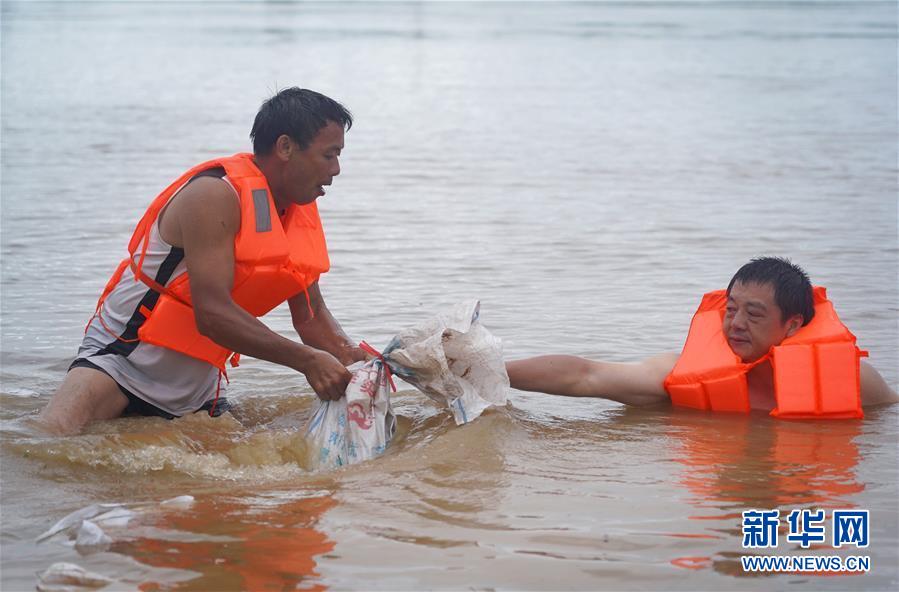 （在習(xí)近平新時(shí)代中國(guó)特色社會(huì)主義思想指引下——新時(shí)代新作為新篇章·習(xí)近平總書(shū)記關(guān)切事·圖文互動(dòng)）（5）洪峰浪尖，鮮紅的黨旗高高飄揚(yáng)——記防汛抗洪一線(xiàn)的共產(chǎn)黨員