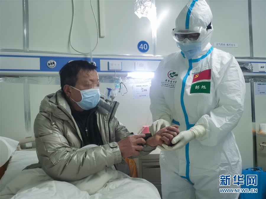 (抗疫一線醫(yī)務(wù)人員英雄群體·圖文互動(dòng))(2)合力護(hù)航生命之舟——遼寧、上海、廣東等醫(yī)療隊(duì)聯(lián)手決戰(zhàn)雷神山