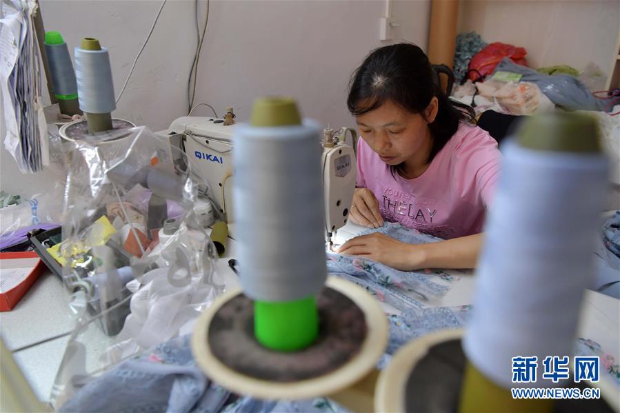 (走向我們的小康生活·圖文互動)(2)“一件衣裳”,藏著脫貧致富新天地