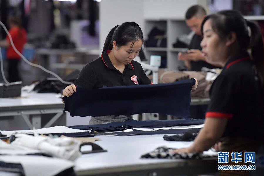 (走向我們的小康生活·圖文互動)(3)“一件衣裳”,藏著脫貧致富新天地