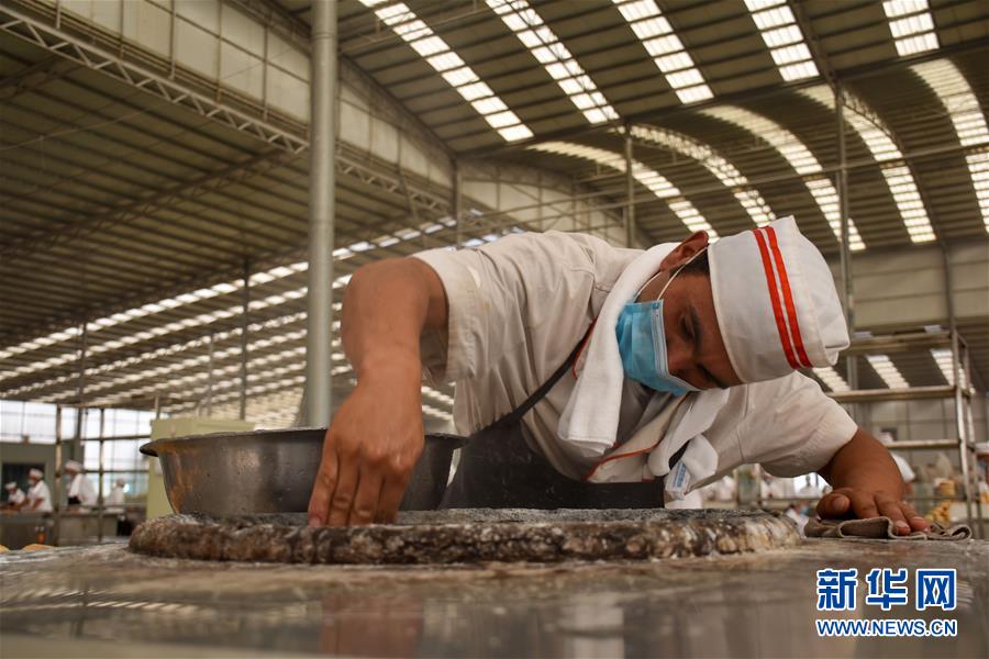 (決戰(zhàn)決勝脫貧攻堅(jiān)·圖文互動(dòng))(1)家門(mén)口的“夢(mèng)工廠(chǎng)”