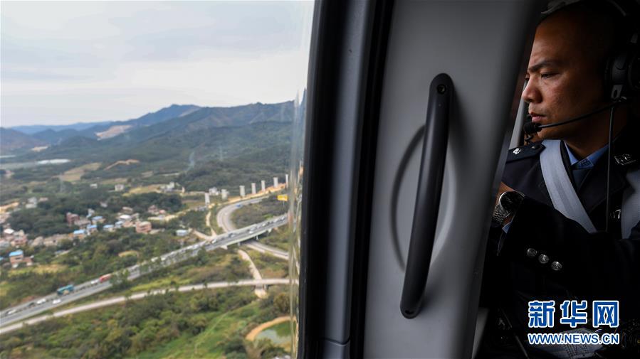 (深圳特區40年·圖文互動)(2)“智”行千里——特大城市交通治理的深圳樣板