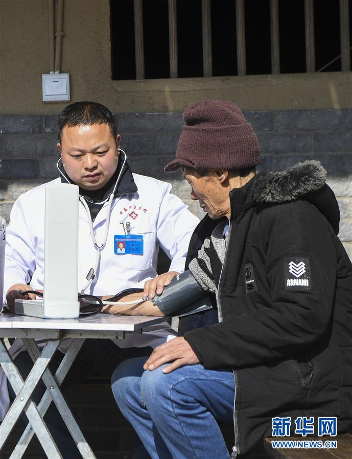 （習(xí)近平的小康故事·新華網(wǎng)·圖文互動）（5）“真正解決好基層群眾看病難、看病貴問題”——習(xí)近平和群眾健康的故事