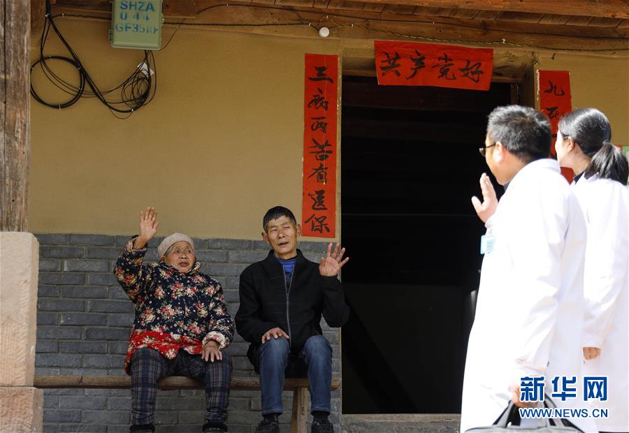 （習(xí)近平的小康故事·新華網(wǎng)·圖文互動）（6）“真正解決好基層群眾看病難、看病貴問題”——習(xí)近平和群眾健康的故事