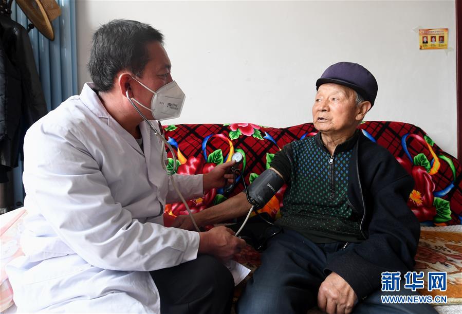 （習(xí)近平的小康故事·新華網(wǎng)·圖文互動）（2）“真正解決好基層群眾看病難、看病貴問題”——習(xí)近平和群眾健康的故事