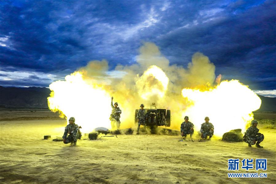 （在習近平強軍思想指引下·我們在戰位報告·圖文互動）（1）朵朵傘花綻放，勝戰精兵天降——空降兵部隊某旅教導員余海龍帶領官兵傳承黃繼光精神記事