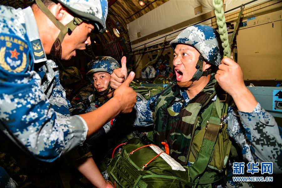 （在習近平強軍思想指引下·我們在戰位報告·圖文互動）（3）朵朵傘花綻放，勝戰精兵天降——空降兵部隊某旅教導員余海龍帶領官兵傳承黃繼光精神記事