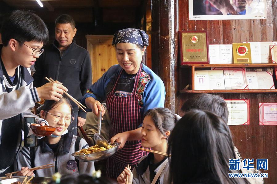 （在習近平新時代中國特色社會主義思想指引下——新時代新作為新篇章·習近平總書記關切事·圖文互動）（4）精準扶貧7年，十八洞村“長”出10余種新職業